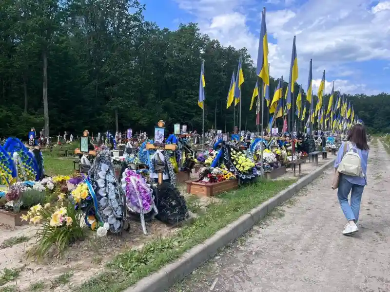 Суперечка за місце спочинку: у Ківерцях відмовили доньці військового у перепохованні на Алеї Слави