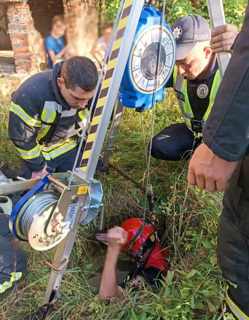У Луцьку рятувальники дістали 14-річного хлопця з колекторного колодязя